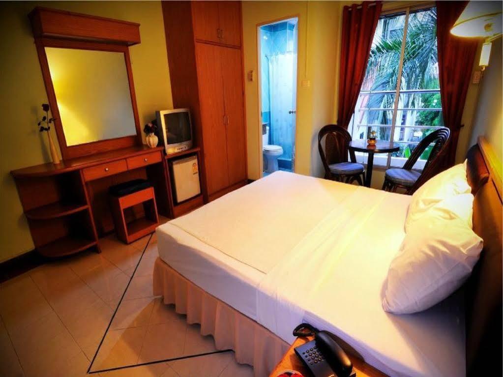 Boonthavon Aparthotel Чиангмай Екстериор снимка