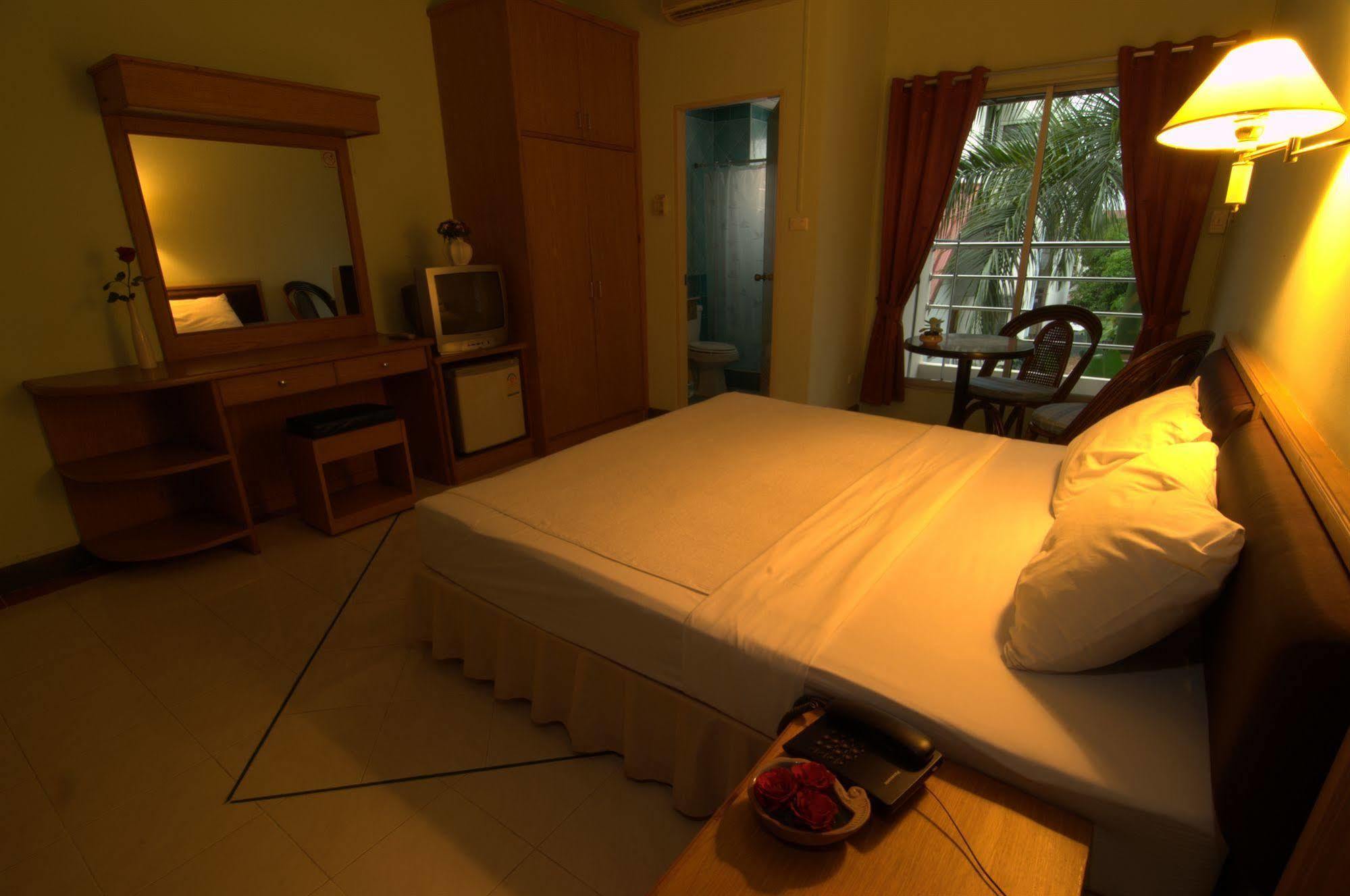 Boonthavon Aparthotel Чиангмай Екстериор снимка