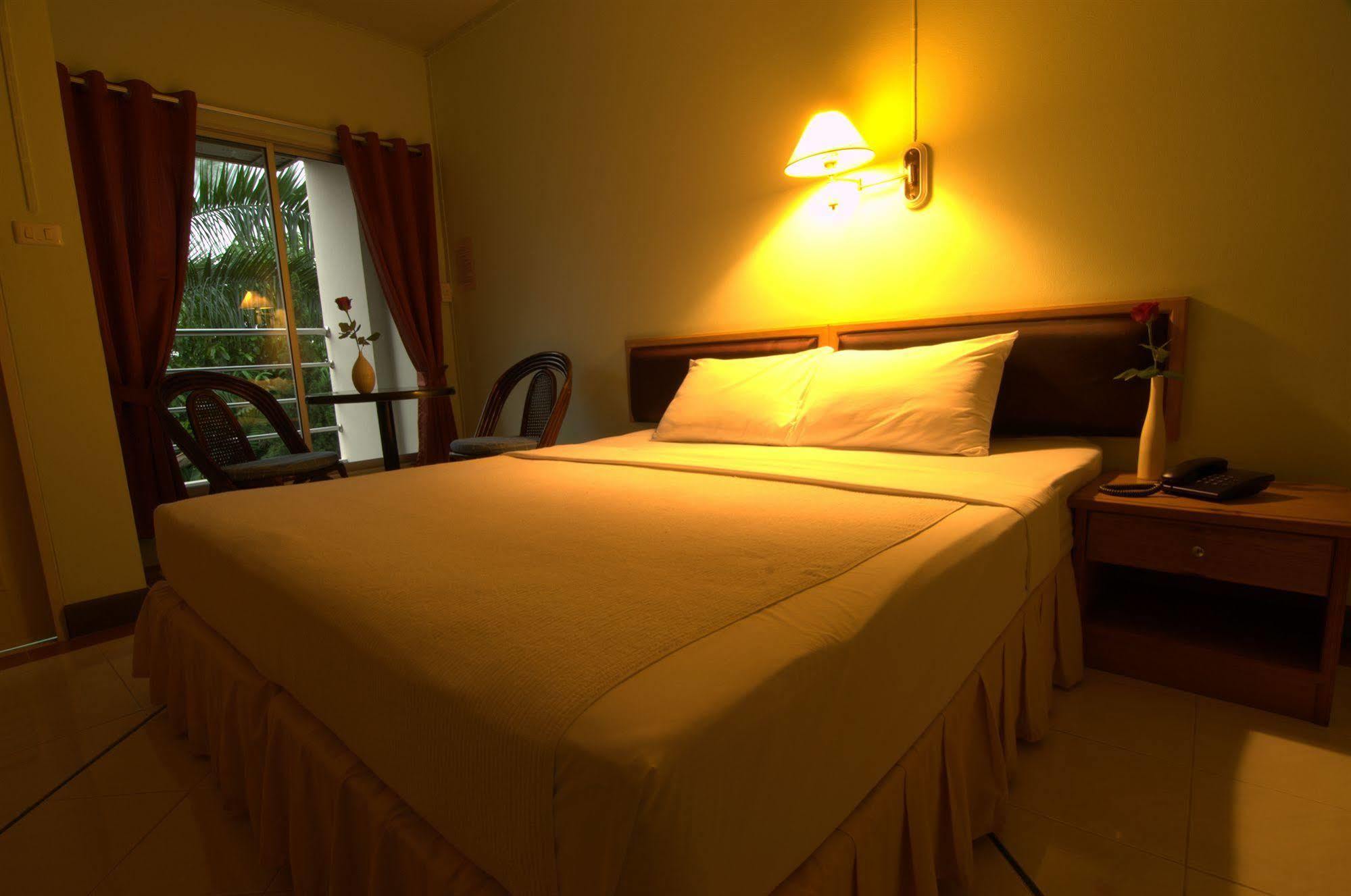 Boonthavon Aparthotel Чиангмай Екстериор снимка